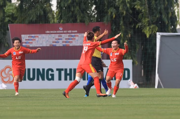 Các cầu thủ TP Hồ Chí Minh I ăn mừng chiến thắng. (Ảnh: Minh Dân)