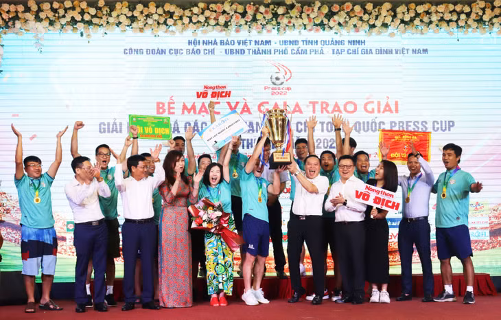 Ban tổ chức trao Cúp vô địch cho đội bóng Báo Nông thôn ngày nay.