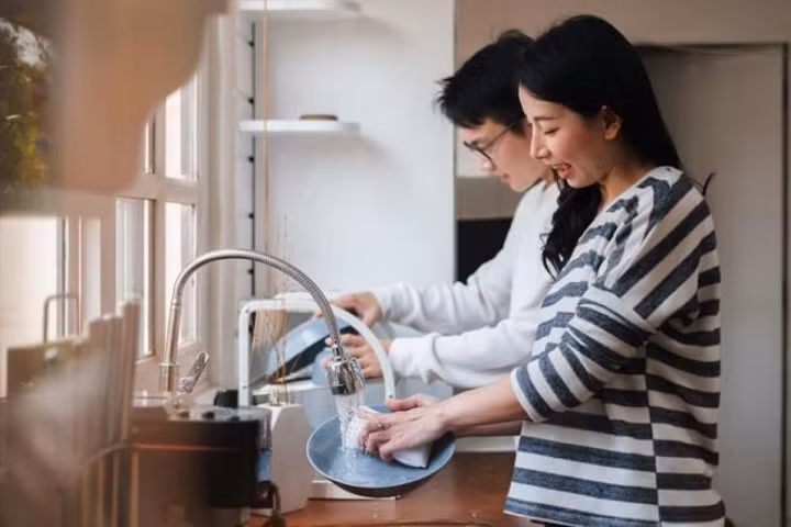 Rửa bát: 30 phút rửa bát bằng tay và dọn dẹp nhà bếp với cường độ vừa phải giúp loại bỏ 187 calo nếu bạn nặng 55kg và 300 calo nếu bạn nặng 90kg.