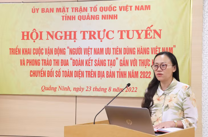 Lãnh đạo Sở Thông tin và Truyền thông, thông tin đến các đại biểu về chuyên đề triển khai thực hiện chuyển đổi số toàn diện gắn với phong trào thi đua Đoàn kết sáng tạo của tỉnh Quảng Ninh.