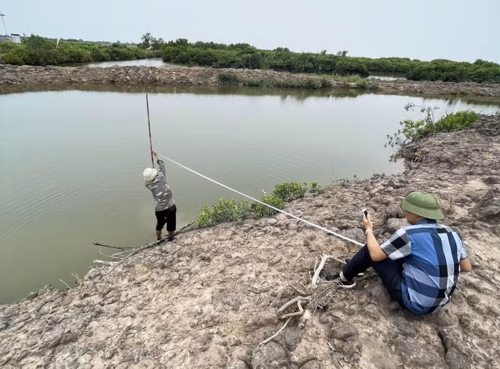 Cán bộ Trung tâm PTQĐ TX Quảng Yên thực hiện các hoạt động kiểm đếm đền bù GPMB cho người dân bị ảnh hưởng bởi dự án Khu đô thị phức hợp Vinhomes Hạ Long Xanh Quảng NInh.