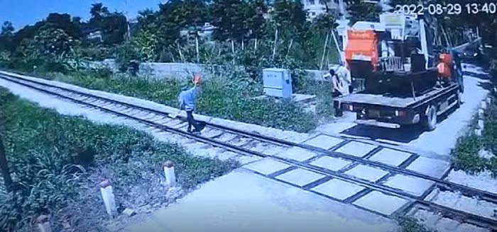 Thót tim chứng kiến nhân viên gác chắn dừng tàu, tránh đâm va với ô tô 1