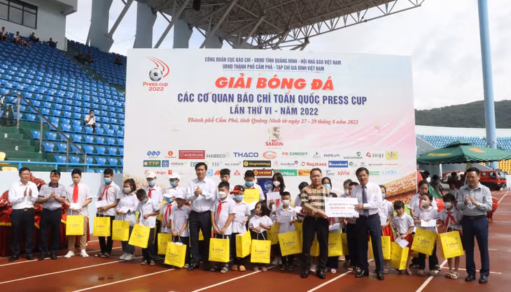 Ban tổ chức trao 50 suất quà cho các gia đình chính sách, người có công với cách mạng và những hoàn cảnh khó khăn tại TP. Cẩm Phả.