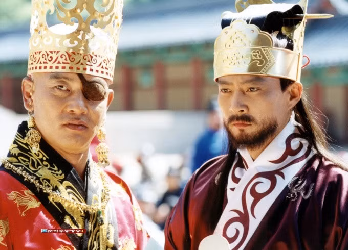 Phim "Taejo Wang Gun": 60,2%Bom tấn truyền hình của KBS gồm 200 tập, kéo dài từ ngày 1/4/2000 đến 24/2/2002. Nội dung thuật lại cuộc đời Wang Gun (Choi Soo Jong đóng, phải) - xuất thân quý tộc, gan dạ, dẫn dắt binh tướng dẹp loạn và hợp nhất ba vương quốc để sáng lập triều đại Goryeo, cai trị hầu hết bán đảo Triều Tiên. Màn đấu trí, tài thao lược giữa vua Wang Gun và các đại thần mưu mô Gung Ye (Kim Yung Cheol), Gyun Hwon (Seo In Seok) thu hút người xem. Ảnh: KBS
