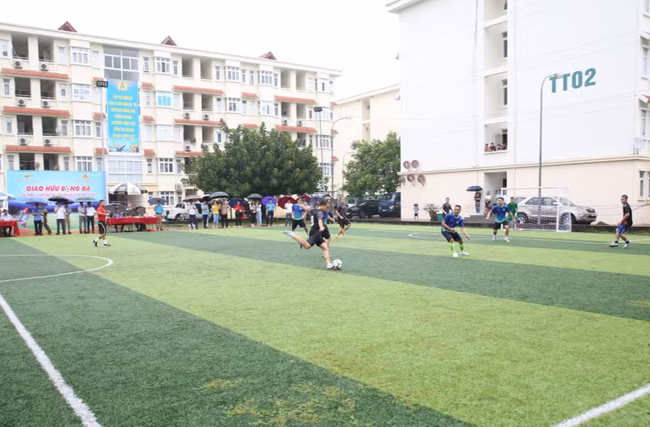 Giao hữu bóng đá tại khu tập thể công nhân của Công ty.