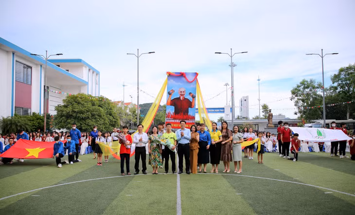 Các vị đại biểutặng hoa lưu niệm cho đoàn Trọng tài và đại diện các đoàn VĐV tham gia Hội khỏe.