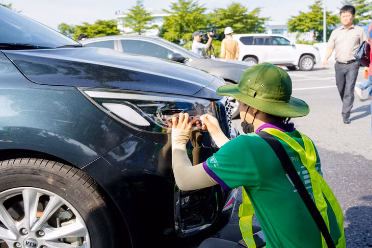 Dán thẻ ETC giúp người dân lưu thông thuận lợi hơn.