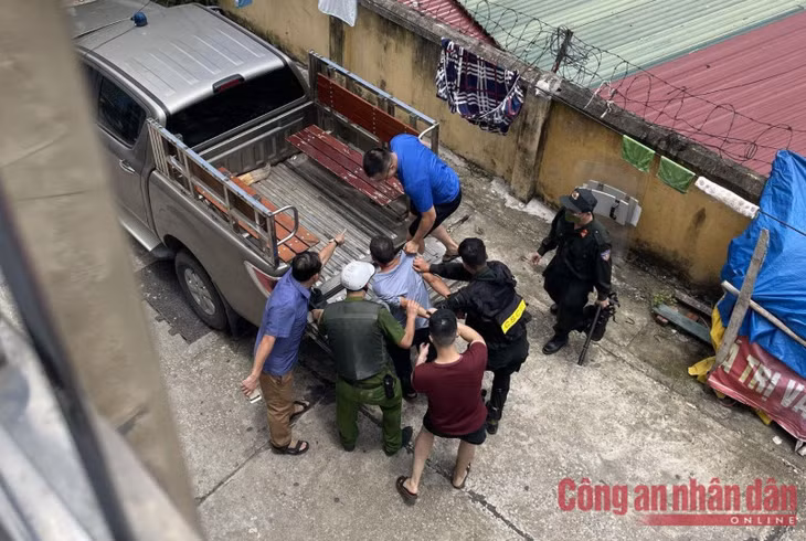 Lực lượng CSCĐ phối hợp Công an TP Bắc Kạn khống chế đối tượng đưa lên xe đưa về trụ sở.