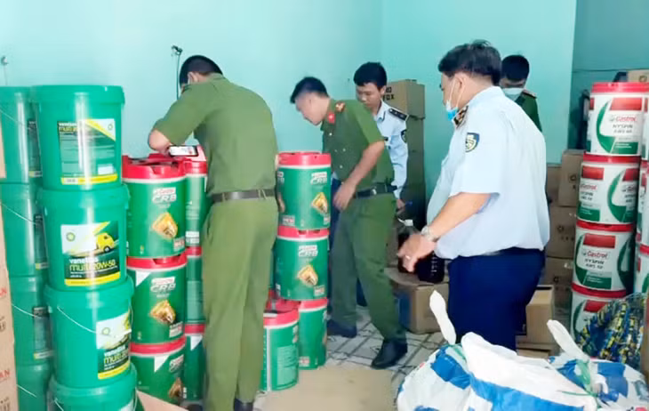 Cơ quan chức năng kiểm tra tang vật.