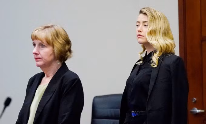 Nữ luật sư Elaine Bredehoft (trái) sẽ không đồng hành với Amber Heard trong quá trình kháng cáo (Ảnh: AP).