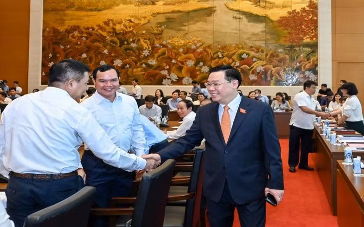 Chủ tịch Quốc hội và các đại biểu dự hội nghị.