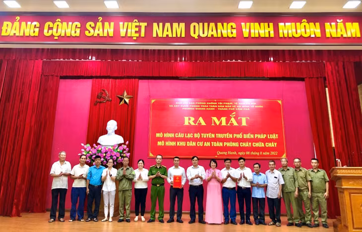 Ông Hoàng Mạnh Thắng, Chủ tịch HĐND phường Quang Hanh trao Quyết định thành lập mô hình Khu dân cư an toàn về PCCC cho Ban chỉ đạo mô hình, thuộc khu 7B, phường Quang Hanh.
