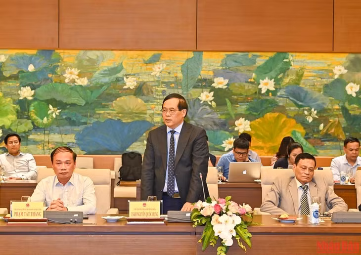 Viện trưởng Viện Kinh tế, Văn hóa Nguyễn Quốc Hưng báo cáo tại buổi tiếp.