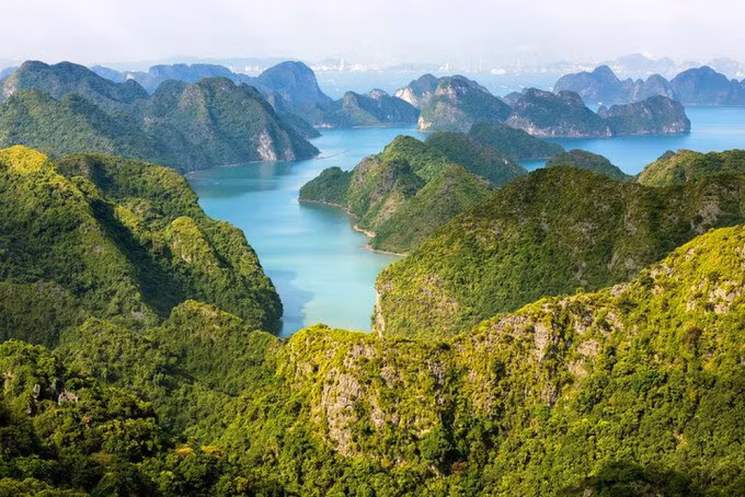 Vịnh Hạ Long với hàng nghìn hòn đảo trùng điệp tạo nên những cảnh sắc thiên nhiên kỳ thú.