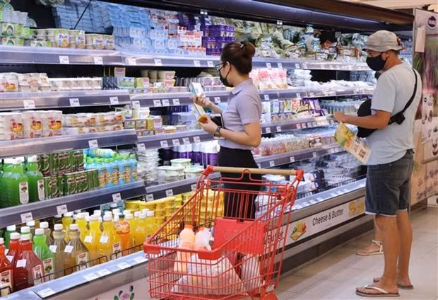 Khách hàng mua sắm tại một siêu thị. Ảnh tư liệu: Tiên Minh/TTXVN