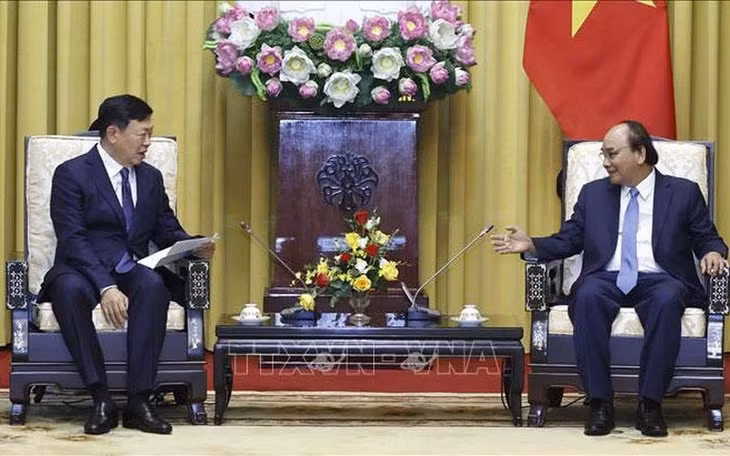 Chủ tịch nước Nguyễn Xuân Phúc tiếp ông Shin Dong-bin, Chủ tịch Tập đoàn Lotte (Hàn Quốc). (Ảnh: TTXVN)