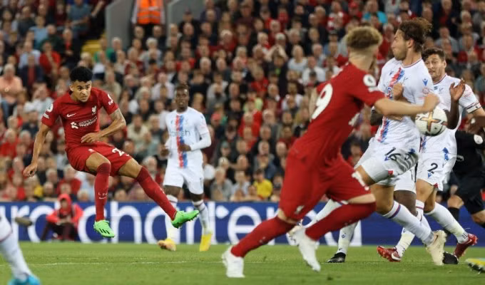 Siêu phẩm của Diaz giúp Liverpool tránh thất bại trong trận đầu tiên ở sân nhà tại Ngoại hạng Anh mùa này. Ảnh: Sky