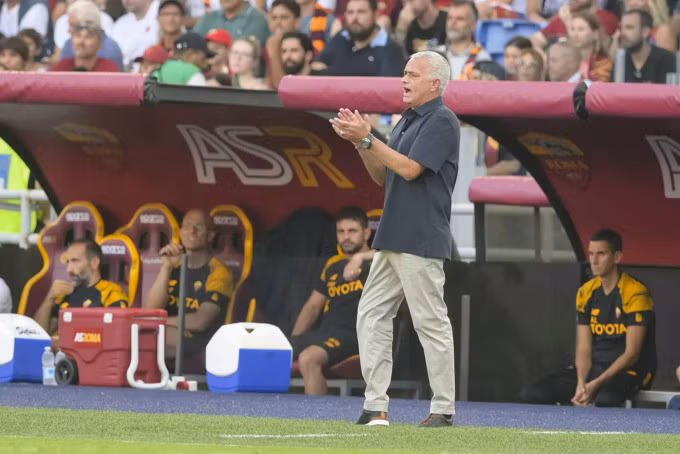 Mourinho xua quân tấn công dồn dập ngay từ đầu trận. Ảnh: asroma.com