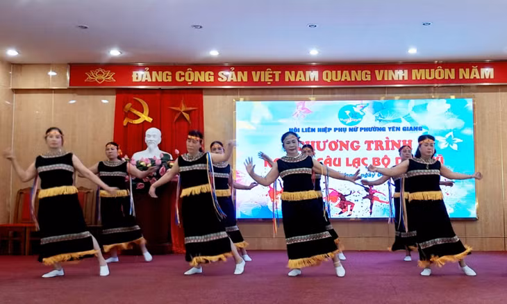 CLB dân vũ phường Yên Giang, TX Quảng Yên trong ngày ra mắt.