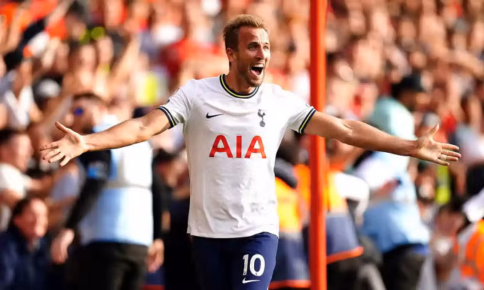 Harry Kane mừng bàn ấn định thắng lợi 2-0 trước Nottingham Forest trên City Ground, vòng bốn Ngoại hạng Anh tối 28/8. Ảnh: PA