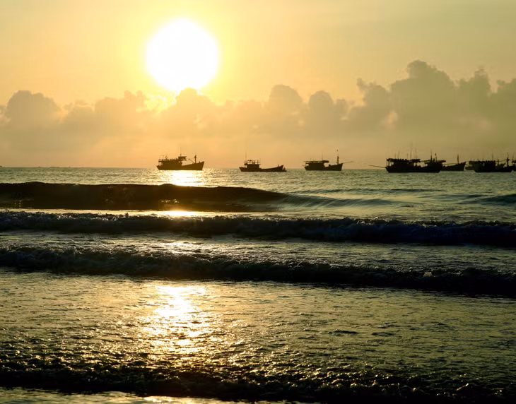Bãi biển Cát Tiến đang được quy hoạch trở thành khu du lịch Quốc gia. Với nhiều loài động vật dưới biển vô cùng phong phú, tiếng sóng biển bình lặng nhẹ nhàng khiến bạn cảm thấy thật thư thái và thoải mái khi tới đây.