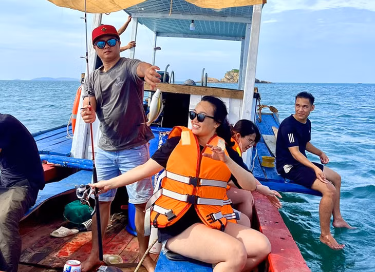 Ra khơi câu cá cùng ngư dân Thanh Lân. Ảnh: Tạ Quân