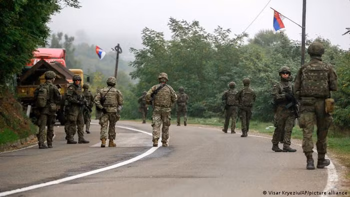 Các binh sĩ NATO thuộc lực lượng gìn giữ hòa bình Kosovo tuần tra gần biên giới phía Bắc Kosovo. Ảnh: AP