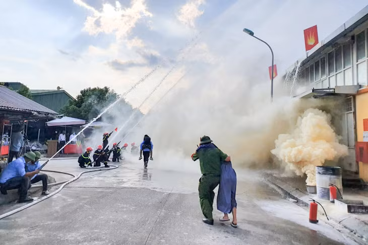 Quang cảnh buổi thực tập phương án PCCC và CHCN tại Chợ trung tâm Hải Hà 2.