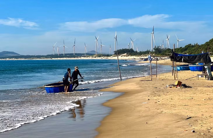 Bãi biển Cát Tiến dài uốn lượn dựa vào núi, hai đầu bãi biển có hai khu nghỉ dưỡng cao cấp và ở giữa bãi biển là một làng chài tách biệt.