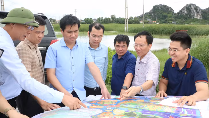 Đồng chí Nguyễn Tường Văn, Phó Bí thư Tỉnh ủy, Chủ tịch UBND tỉnh kiểm tra địa điểm quy hoạch một số dự án trên địa bàn xã Hoàng Tân, TX Quảng Yên.