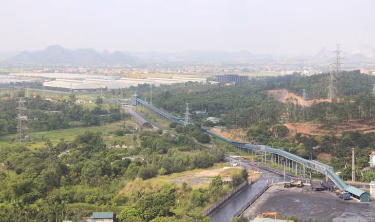 Nhiều đơn vị sản xuất than đầu tư hệ thống băng chuyền kín vận chuyển than ra các cảng, bến tiêu thụ. Ảnh: Mạnh Trường