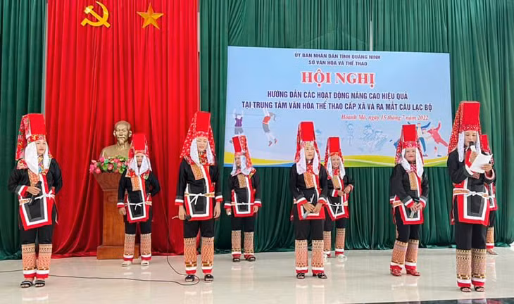 Các CLB văn nghệ xã và thôn trên địa bàn xã Hoành Mô được thành lập, góp phần đẩy mạnh phong trào văn hóa, văn nghệ địa phương.