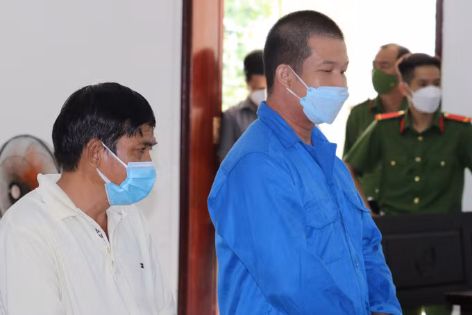 Phạm Văn Cung (áo xanh) và Nguyễn Tuấn Sĩ tại phiên toà ngày 14/4. Ảnh: Cửu Long