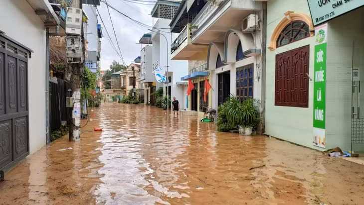 Nước lũ dâng cao khiến nhiều tuyến phố thị trấn Tiên Yên và xã Tiên Lãng bị ngập.