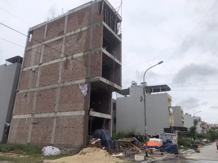 Nhiều gia đình xây nhà đang chịu áp lực từ giá vật liệu xây dựng.
