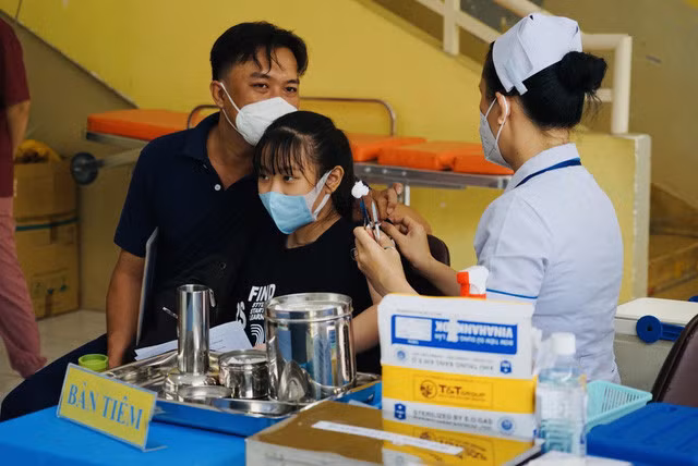 Năm học mới đến gần và chỉ còn 12 ngày nữa để đạt mục tiêu tiêm vaccine COVID-19 cho trẻ từ 5 - dưới 12 tuổi, nhưng nhiều tỉnh, thành tiêm mũi 2 rất chậm, chỉ đạt từ 16-31%.