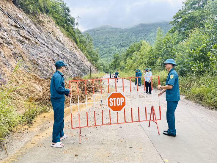 Dân quân phường Thanh Sơn (TP Uông Bí) xử lý đất đá sạt lở tại khu vực tổ 4, khu 10.