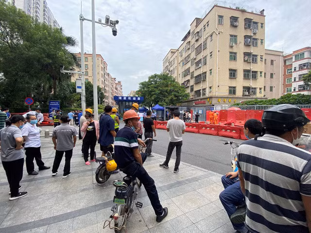 Nhiều thành phố lớn của Trung Quốc tăng cường các biện pháp hạn chế chống COVID-19 - Ảnh 1.