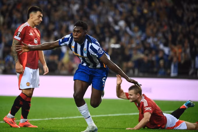 Omorodion ghi hai bàn và liên tục làm khổ hàng thủ Man Utd. Ảnh: AFP