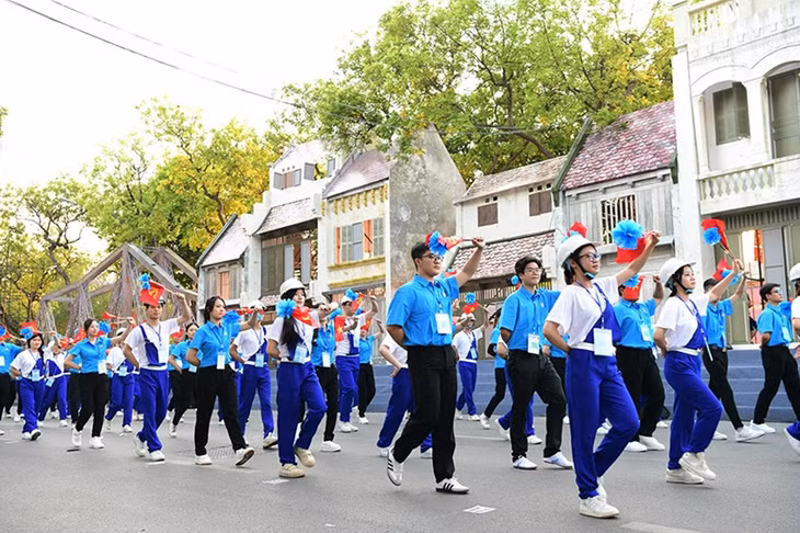 Khi tham gia vào các hoạt động kỷ niệm, từ việc ngắm nhìn các con phố rực rỡ cờ hoa cho đến chiêm ngưỡng những triển lãm tư liệu về Hà Nội xưa, nhiều người dân không khỏi bồi hồi về dấu ấn lịch sử hào hùng.