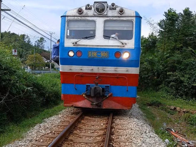 Hiện trường vụ tai nạn giữa tàu hoả với người đi xe đạp. Ảnh: N.Hoàng.