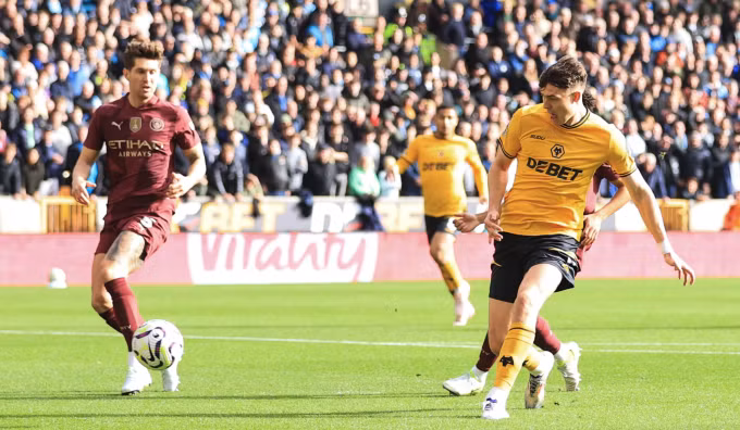 Larsen mở tỷ số cho Wolves sau khi bứt khỏi Lewis và Stones. Ảnh: Offside