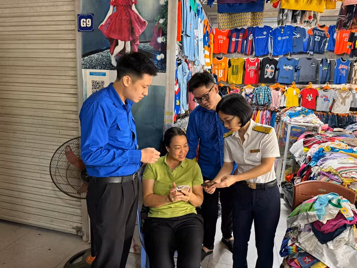 ĐVTN trên địa bàn huyện Hải Hà phối hợp với Chi cục thuế khu vực Hải Hà - Đầm Hà hướng dẫn người dân nộp thuế qua ứng dụng Etaxmobile.