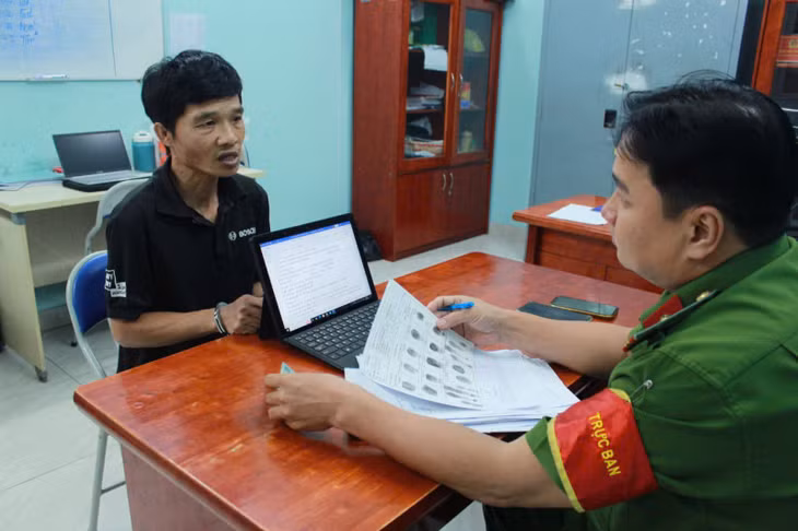 Bắt nhanh hai đối tượng "cộm cán", kịp thời trao trả tài sản cho du khách nước ngoài ảnh 2