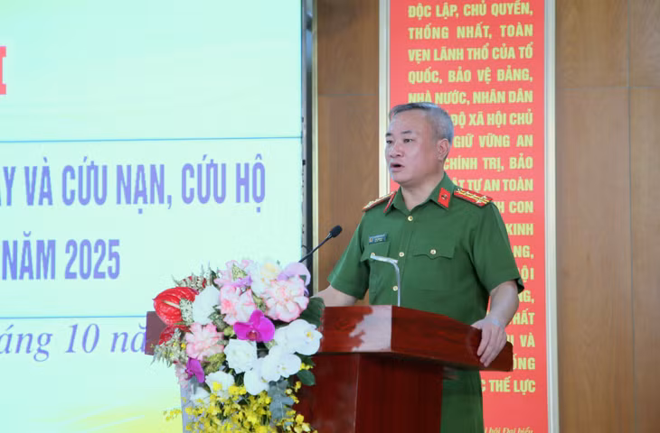 Đại diện lãnh đạo Công an tỉnh phát động phát động phong trào "Toàn dân phòng cháy, chữa cháy" năm 2025.