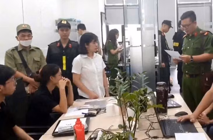 Công an tiến hành khám xét khẩn cấp các địa điểm văn phòng Công ty TNHH dược phẩm công nghệ cao NAC. Ảnh: CACC