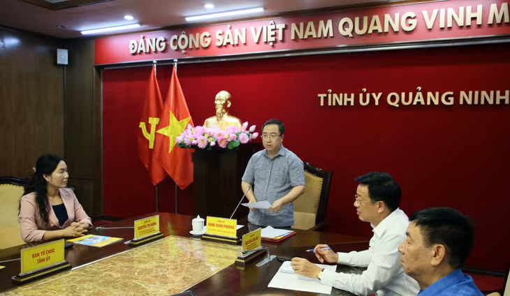 Đồng chí Đặng Xuân Phương, Phó Bí thư Tỉnh ủy, Trưởng Đoàn ĐBQH tỉnh, phát biểu tại buổi gặp mặt.