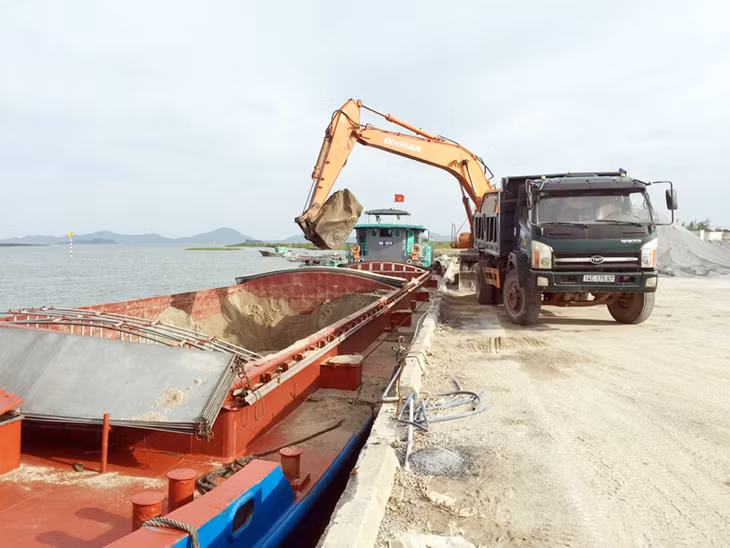 Bốc xúc vật liệu xây dựng tại bến Đầm Buôn (Đầm Hà). Ảnh: Hữu Việt