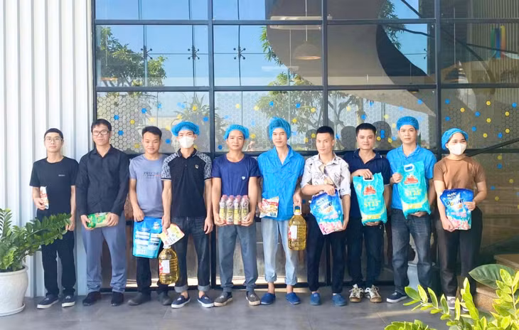 Đoàn viên, người lao động Công ty TNHH Liên Hợp Việt Nam (Khu công nghiệp cảng biển Hải Hà) nhận quà hỗ trợ từ Công ty TNHH CALOFIC.