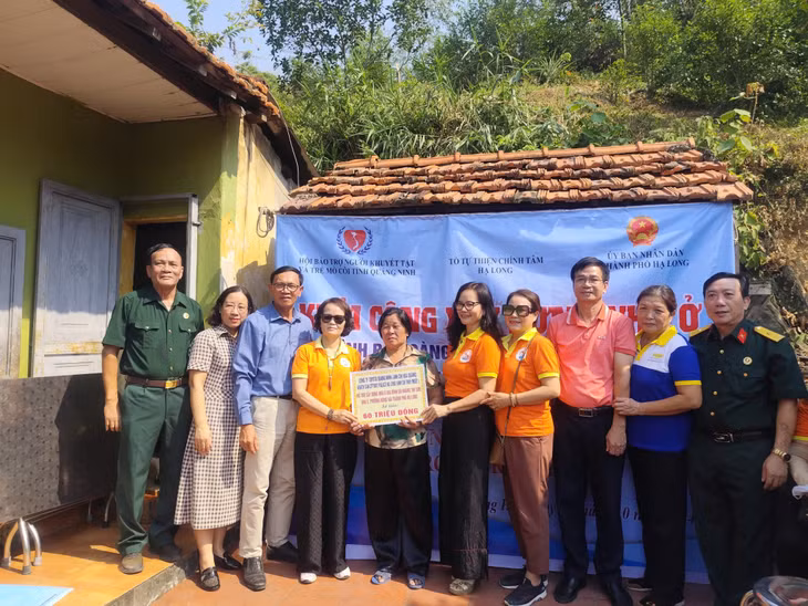 Hội Bảo trợ Người khuyết tật và Trẻ mồ côi tỉnh cùng nhà tài trợ trao hỗ trợ 60 triệu đồng cho gia đình bà Hoàng Thị Sim xây nhà mới